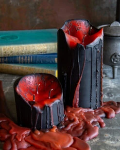 Schwarze Stumpenkerze Mit Vampir Blut 7,5cm -Halloween Deko Verkäufe blutende schwarze vampir stumpenkerze black vampire pillar candle with blood tears 50663 041