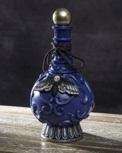 Giftflasche Mit Totenschädel Motte 23cm -Halloween Deko Verkäufe giftflasche mit totenkopf motte poision bottle with skull moth halloween tischdekoration gothic deko 54736 05