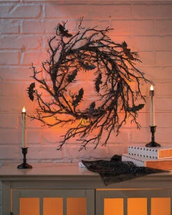 Schwarzer Gothic Kranz Mit Fledermäusen & LED Licht -Halloween Deko Verkäufe schwarzer halloween kranz mit fledermaeusen und licht light up black bat wreath halloween decoration 51527 02