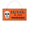Totenschädel & Enter Hängeschild -Halloween Deko Verkäufe totenkopf und enter at your own risk haengeschild totenschaedel schild halloween dekoration 51658 01